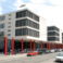 Gebäude mit parkenden Autos davor